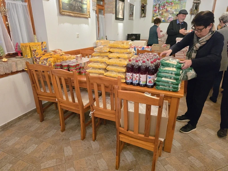 Monor hegyessy Lions Club szeretetcsomag készítés a KultPincében